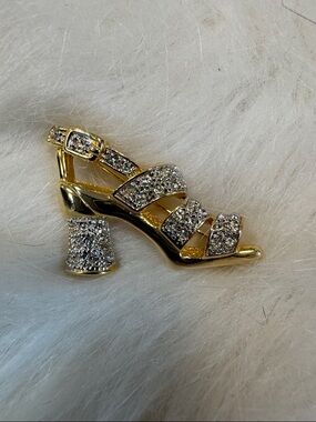 Gold Crystal Strappy Heel Brooch - Barbara Mandrell vintage. Perfect condition.